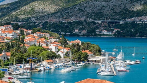 Une ville côtière dotée d’un port de plaisance où sont amarrés de nombreux bateaux.
