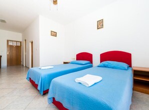 8 bedrooms, internet, bed sheets