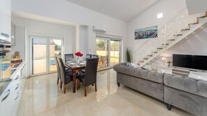 TV - Villa Shaula 2 - Three Bedroom House with Pool (Šibenik)