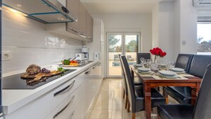 A modern kitchen with a dining area. - Villa Shaula 1 - Three Bedroom House with Pool (Šibenik)