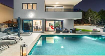 Villa Shaula - Five Bedroom Holiday Home with Pool,Sauna and Gym