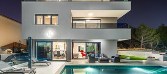 Villa Shaula - Five Bedroom Holiday Home with Pool,Sauna and Gym