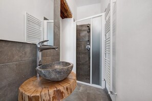 Chuveiro, secador de cabelo, toalhas de banho 