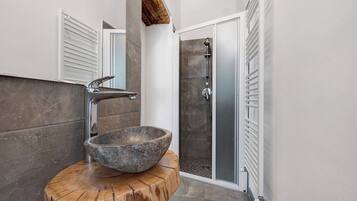 Een douche, een haardroger, handdoeken