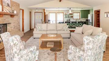 TV connectée, cheminée, livres