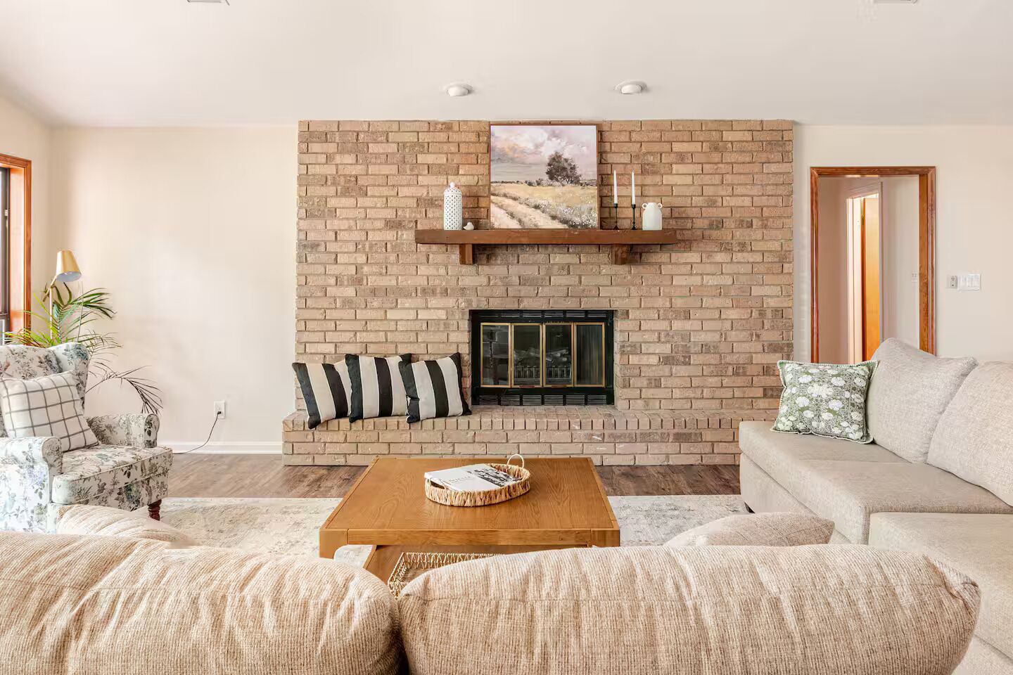 TV connectée, cheminée, livres