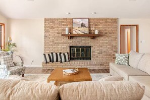 Älytelevisio, takka, kirjoja