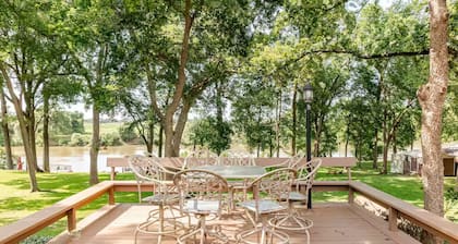 Cozy Up at the Bear’s Nest – Your Peaceful Retreat on the Brazos