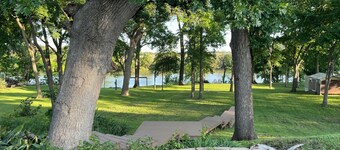 Cozy Up at the Bear’s Nest – Your Peaceful Retreat on the Brazos