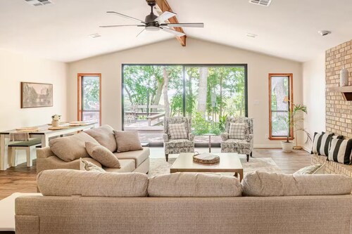 Cozy Up at the Bear’s Nest – Your Peaceful Retreat on the Brazos