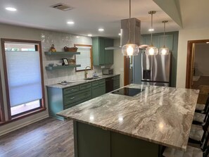 Jääkaappi, mikroaaltouuni, uuni, liesi