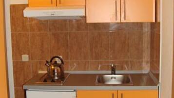 Fridge, cookware/dishes/utensils