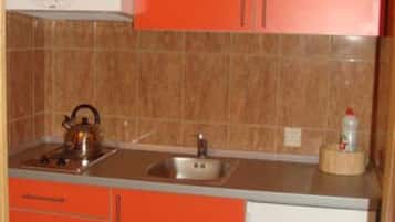 Fridge, cookware/dishes/utensils