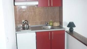 Fridge, cookware/dishes/utensils