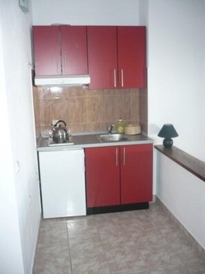 Fridge, cookware/dishes/utensils