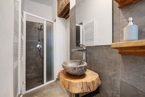 Douche, sèche-cheveux, serviettes fournies