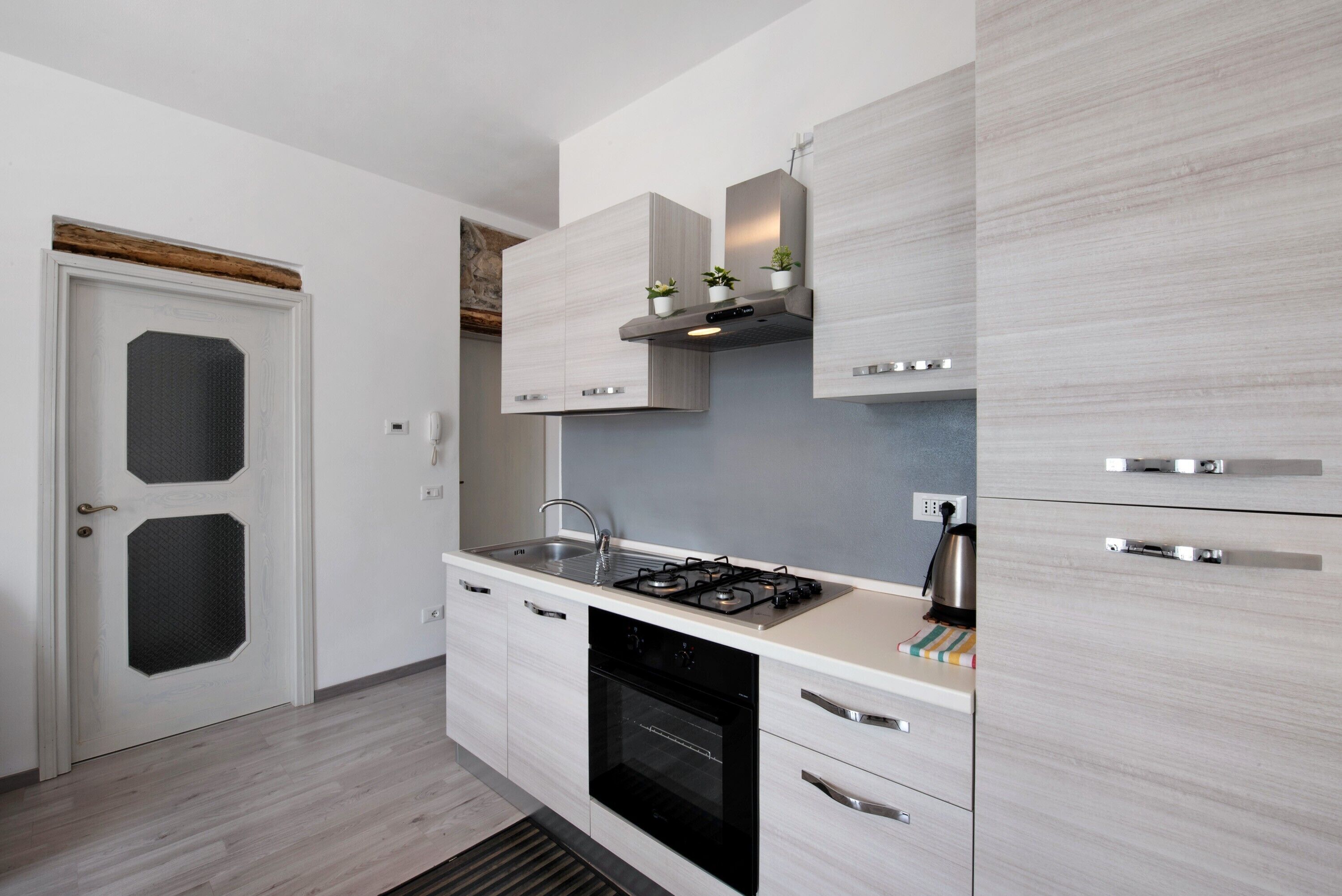 Frigorifero, forno, piano cottura, bollitore elettrico