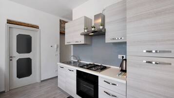 Frigorifero, forno, piano cottura, bollitore elettrico