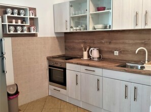 Refrigerador, microondas, horno, utensilios de cocina