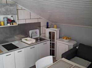 Private kitchen - Apartment Jadranka - Two Bedroom Apartment With Balcony And Sea View (Korcula)