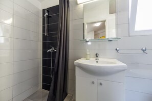 シャワー、ヘアドライヤー、タオル