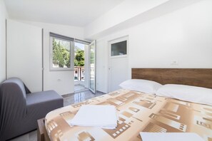 Iron/ironing board, WiFi, bed sheets