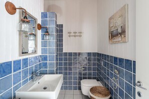 Shower, towels - Villa 'Casa 15' with Sea View, Private Terrace and Air Conditioning (Castiadas)