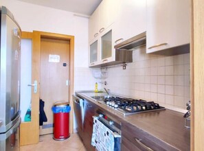 Fridge, oven, stovetop, coffee/tea maker