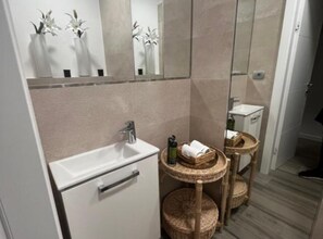 Dusche, Haartrockner, Handtücher