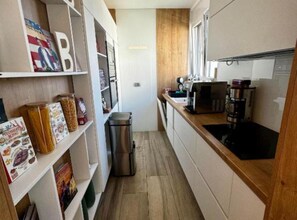 Kühlschrank, Mikrowelle, Ofen, Geschirrspüler