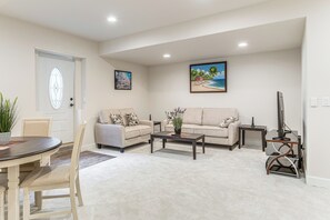 TV - 12 Mi to Hospitals: Modern Apartment in Aurora! (Aurora)
