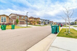 Property grounds - 12 Mi to Hospitals: Modern Apartment in Aurora! (Aurora)