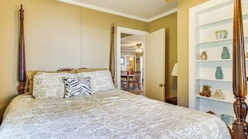 3 bedrooms, iron/ironing board, internet, bed sheets