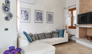 TV, fireplace - Villa 'Iris' with Private Pool, Wi-Fi and Air Conditioning (Costa Rei)