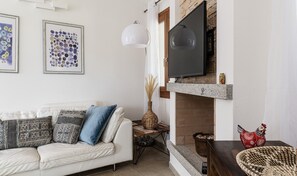 TV, fireplace - Villa 'Iris' with Private Pool, Wi-Fi and Air Conditioning (Costa Rei)