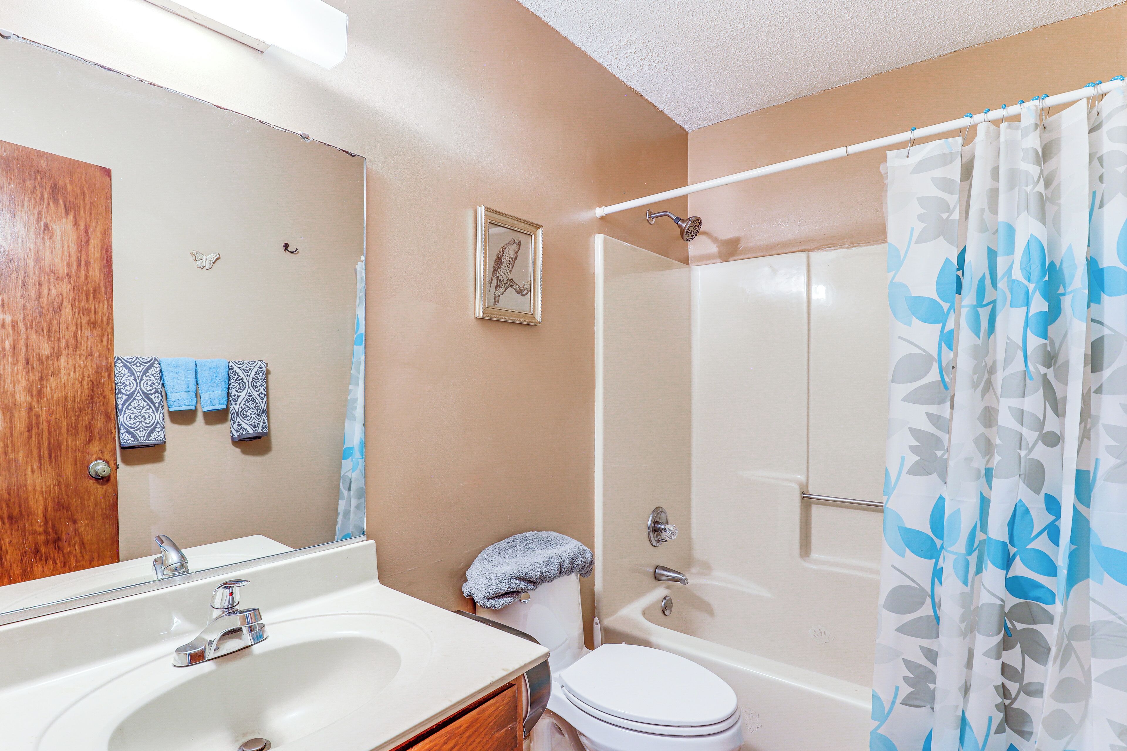 Un baño con lavabo, inodoro y bañera.