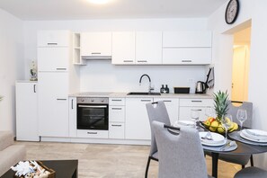 Réfrigérateur, four, plaque de cuisson, lave-vaisselle