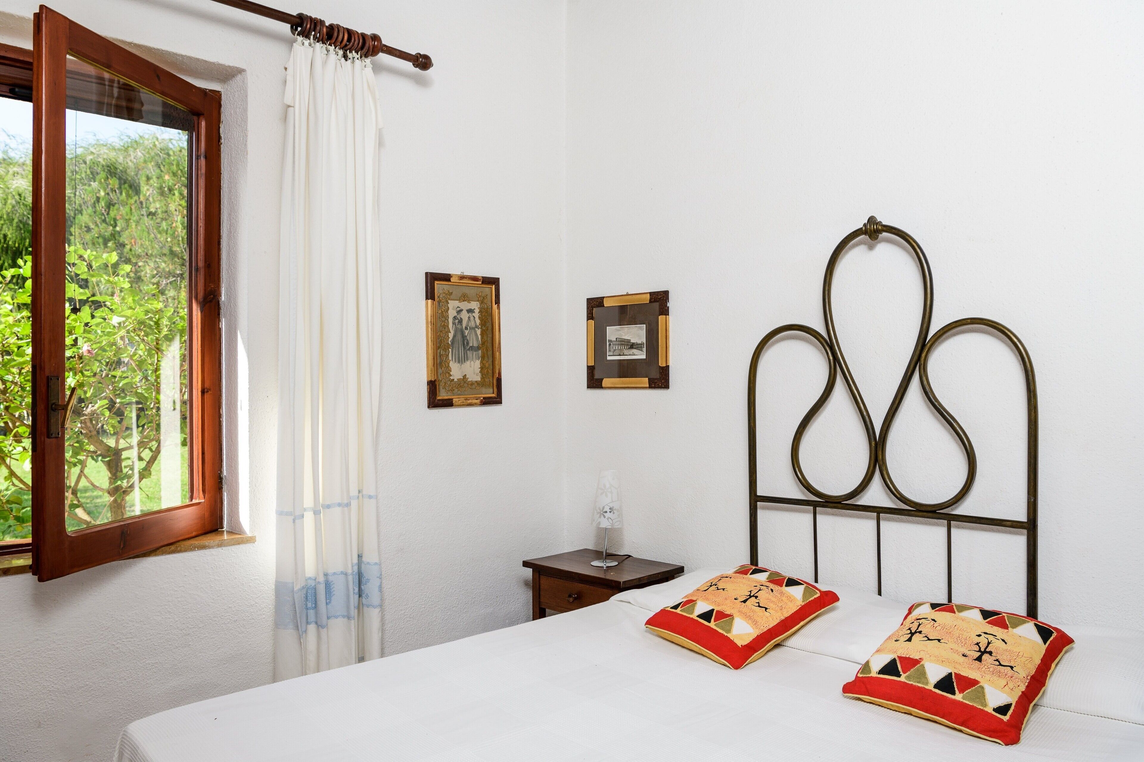 3 室のベッドルーム、WiFi (無料)、ベッドシーツ