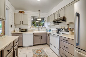 Fridge, microwave, stovetop, dishwasher - Close to Golf & Casinos! Sun City Getaway (Sun City)