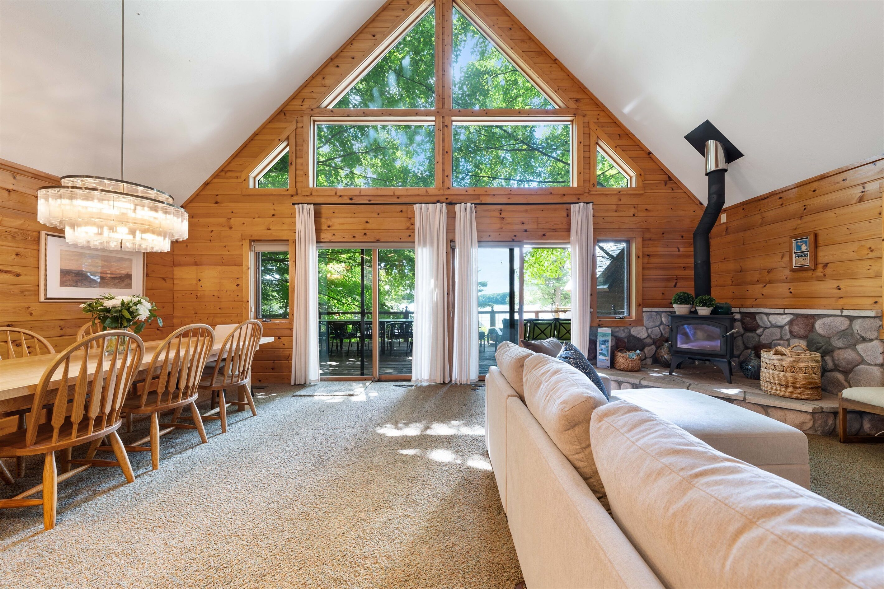 Smart-TV, peis, bøker og kontorer