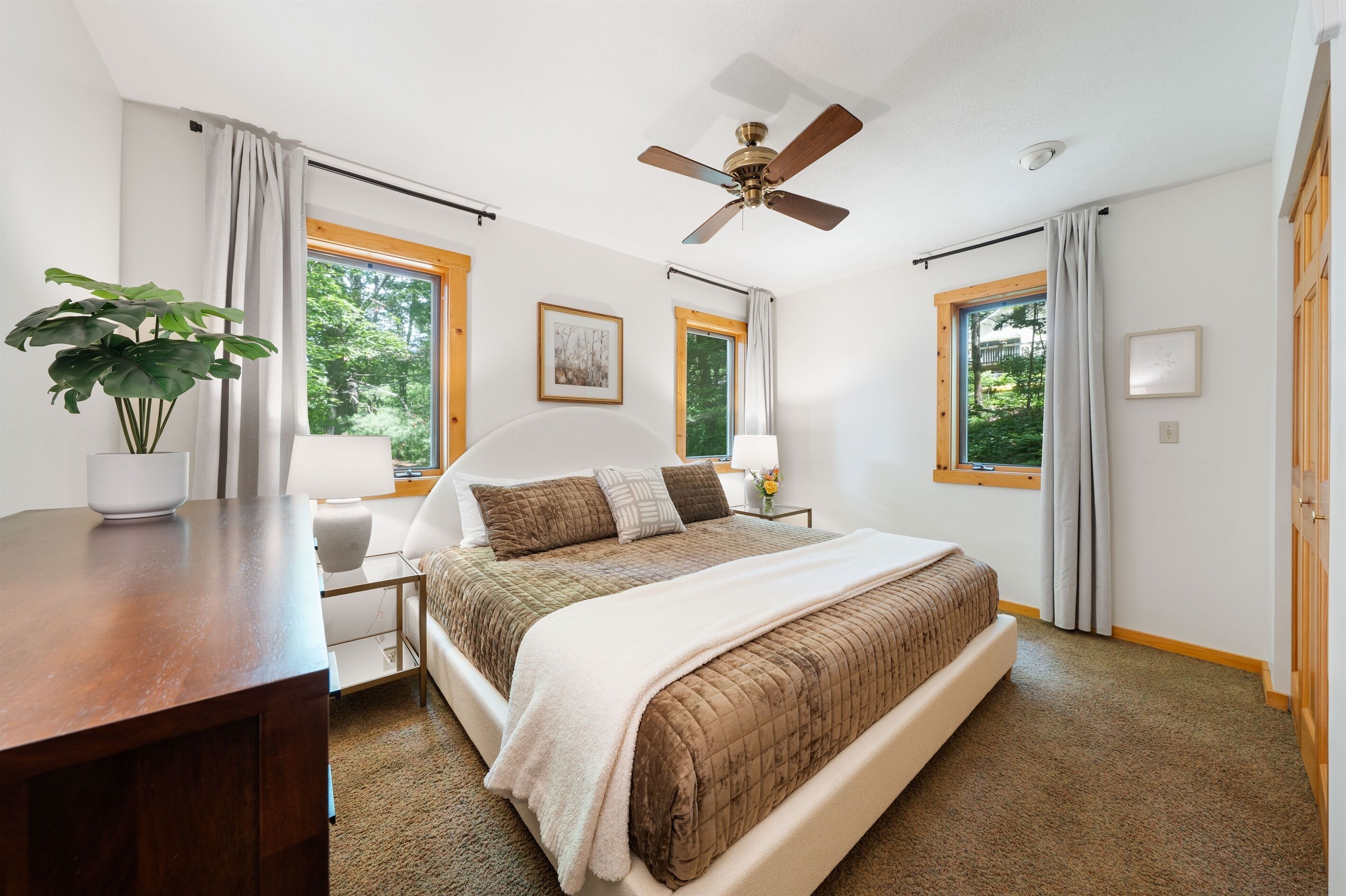 7 slaapkamers, een bureau, een strijkplank/strijkijzer, reisbedje