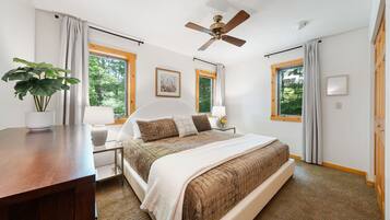 7 slaapkamers, een bureau, een strijkplank/strijkijzer, reisbedje