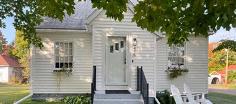 Stylish Summer Cottage Close to Beach & Town with 3 Beds/AC/Wifi/Fire Pit