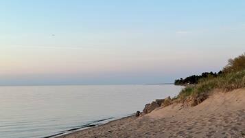 Chaises longues, serviettes de plage