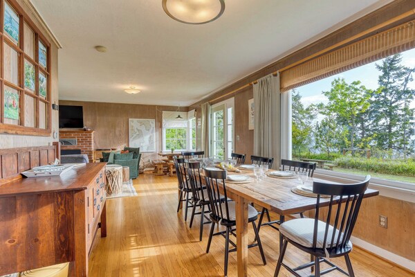 Maxwelton Aerie Bluffside Retreat W/ Sweeping Puget Sound Views + Firepit - Edmonds, WA