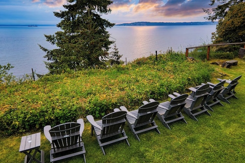 Maxwelton Aerie Bluffside Retreat w/ Sweeping Puget Sound Views + Firepit