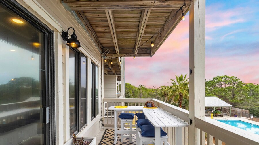 2 Condos, Steps to the Beach Pool+hot Tub, Balcony Lounge Triton & Sea Haven