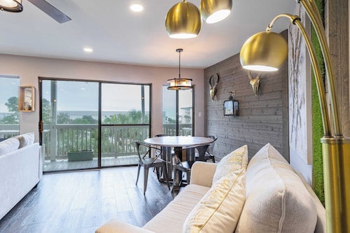 2 Condos, Steps to the Beach Pool+hot Tub, Balcony Lounge Triton & Sea Haven