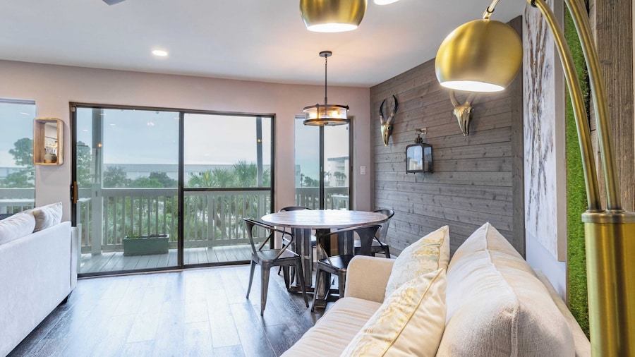 2 Condos, Steps to the Beach Pool+hot Tub, Balcony Lounge Triton & Sea Haven