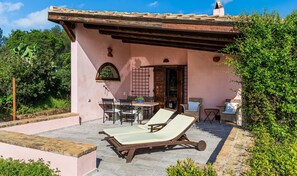 Outdoor dining - Villa 'Fiori 3' with Sea View, Wi-Fi, and Air Conditioning (S.Margh.di Pula)